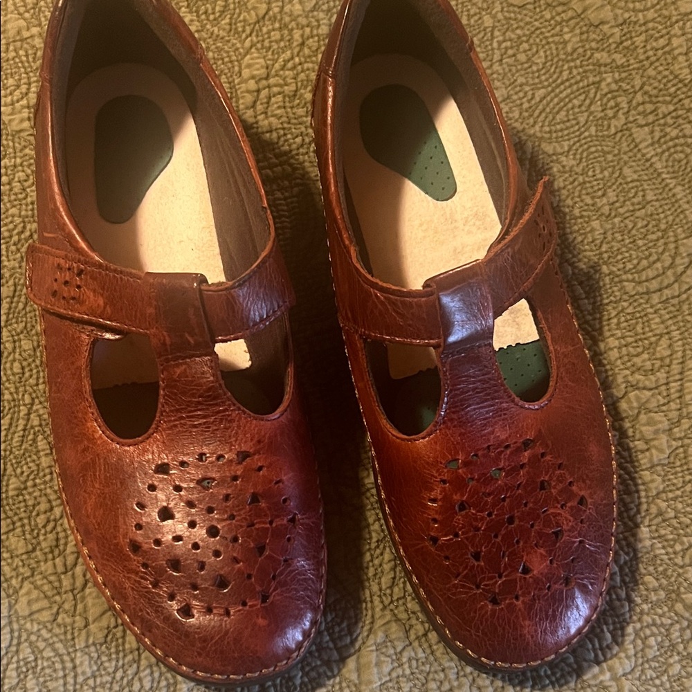 SAS Women's Brown Leather Flats comfort shoes. Like new but needs insoles